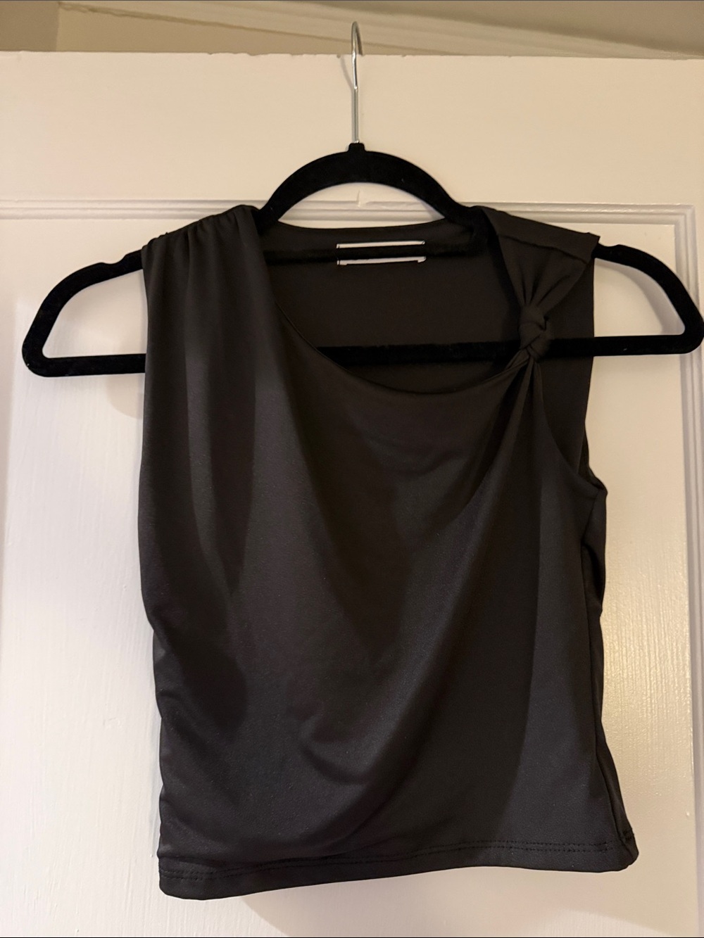 gaze Black Knot-Shoulder Tank Top